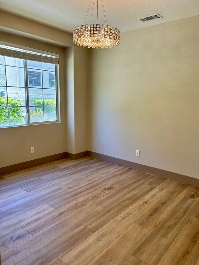 Building Photo - Remodeled and Comfortable Townhome