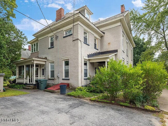 Building Photo - 143 Caroline St