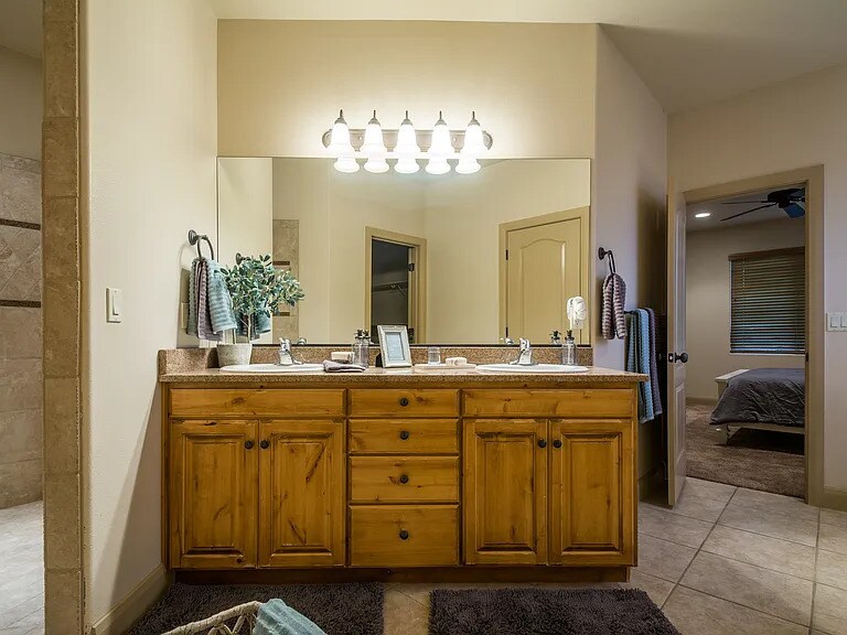 Master bath - 2819 S Grass Valley Dr