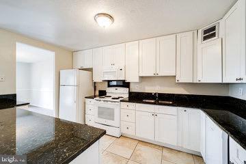 Building Photo - 205 Yoakum Pkwy