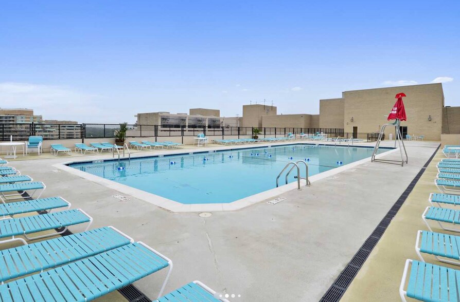 Roofdeck Pool - 4515 Willard Ave