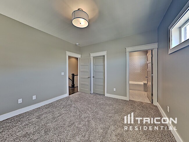 Building Photo - 1200 Hillwood Private Cove