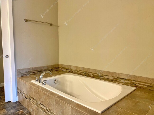 Building Photo - Bright Southeast Bend Home Near Canal Trai...