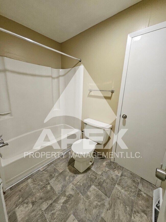 Building Photo - Nice 3Bd 1.5 Townhouse in WEST KNOX off Cedarbluff! END UNIT!