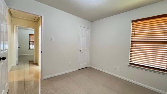 Building Photo - 6906 Clover Walk Ln