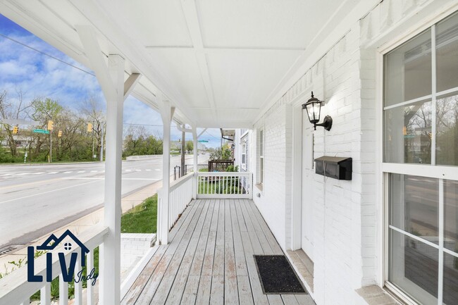 Building Photo - Updated 3 bed 2.5 bath Available now!