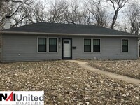 Building Photo - Three bedroom, two bathroom single family ...
