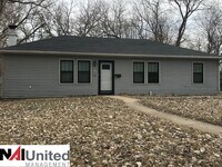 Building Photo - Three bedroom, two bathroom single family ...