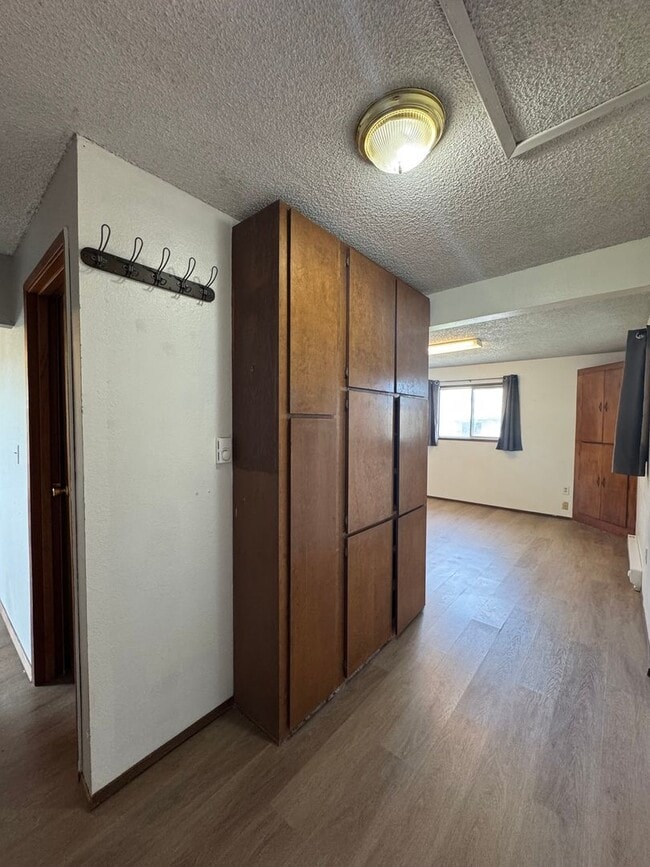 Building Photo - Bright and Welcoming 2-Bedroom Home