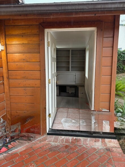 Entry hall - 23162 Smith Rd