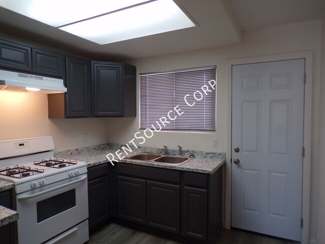 Building Photo - 2 Bedroom 2 Bath Condo for Rent in Barstow