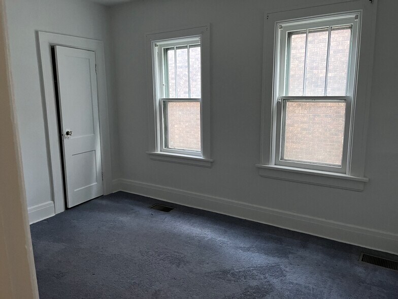 Building Photo - 911 W 9th St