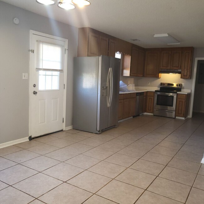 Building Photo - 723 Macey St