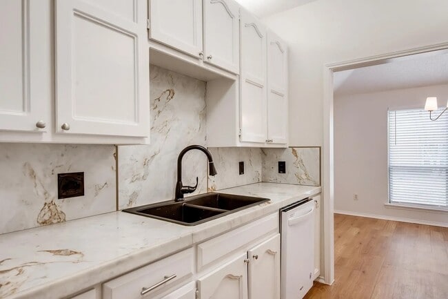 Building Photo - 500 Norwood Pl