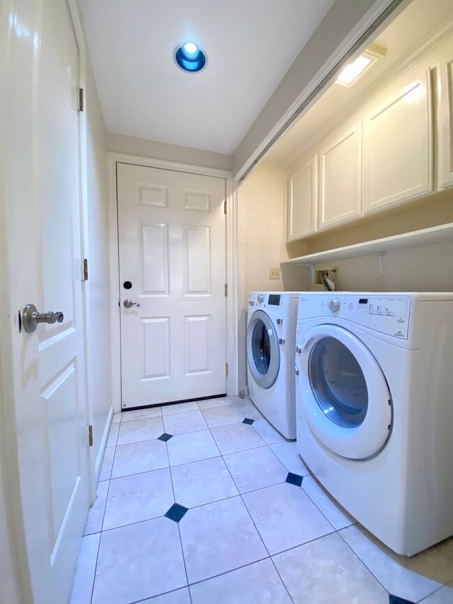 Building Photo - 3BD 3BA Condo in Andalusia Gated Community...