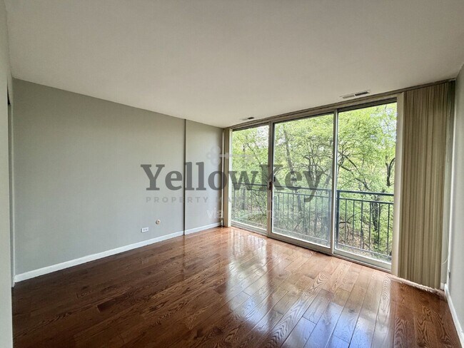 Building Photo - 5820 Oakwood Dr