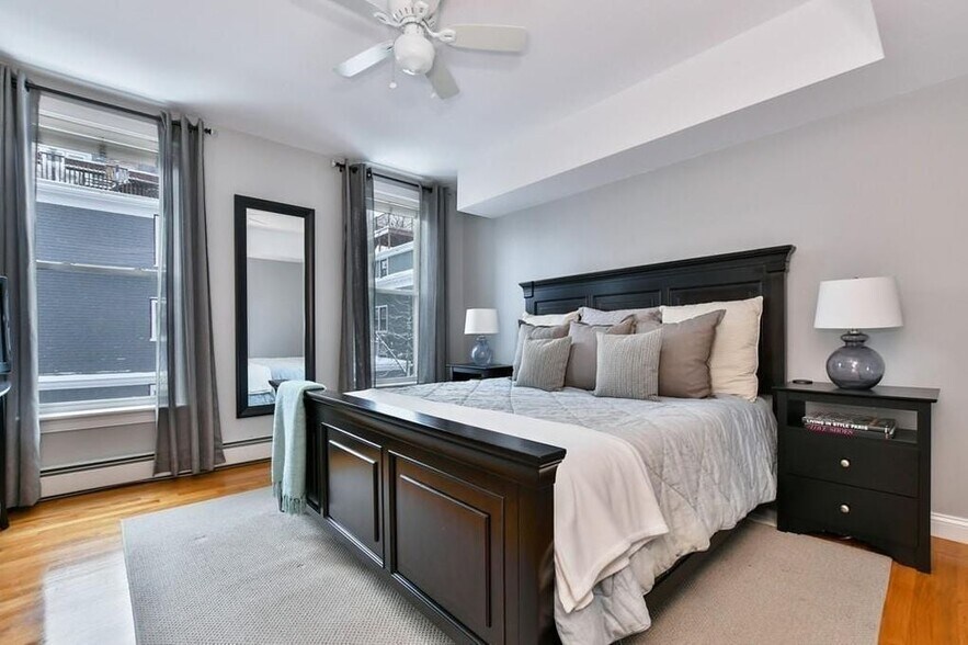 Building Photo - 544 E 8th St