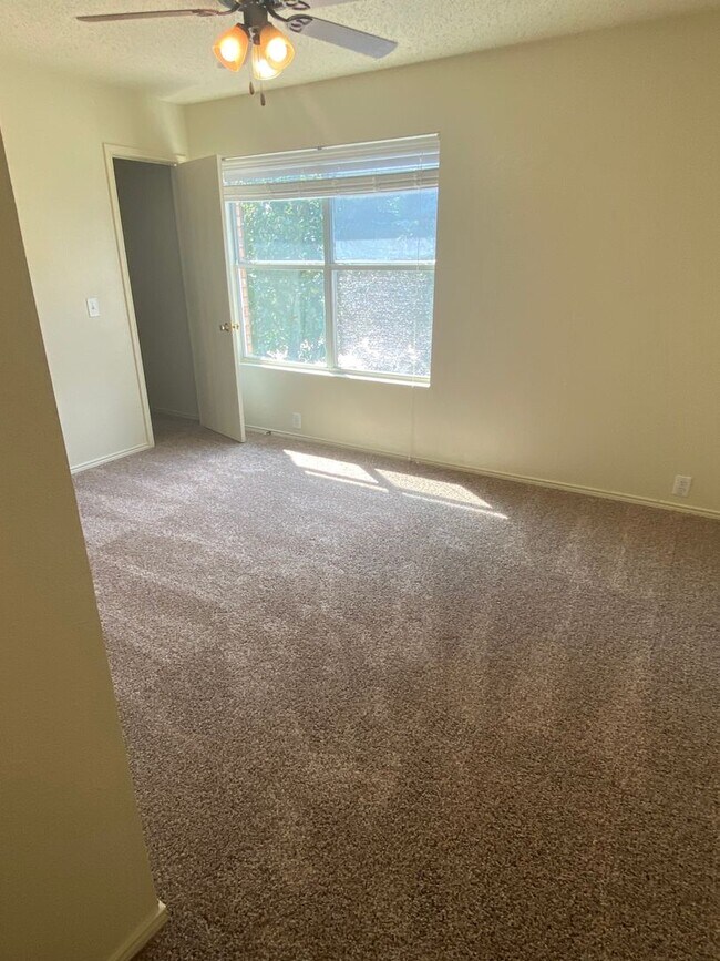 Building Photo - Spacious 4 bedroom house with fenced yard