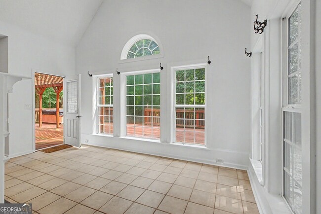 Building Photo - 255 Squire Ln