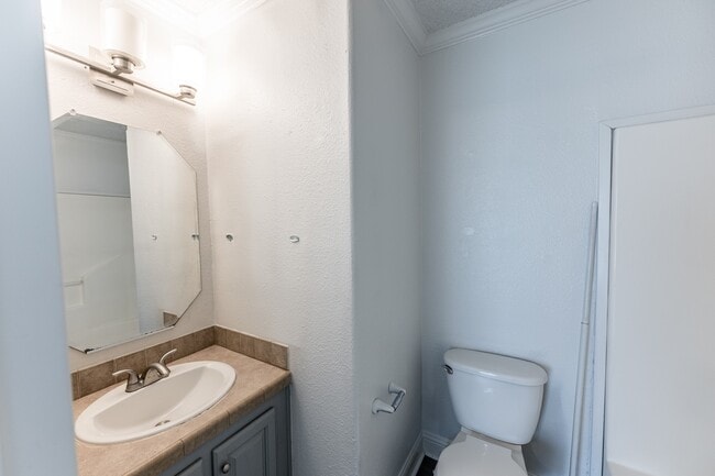 Building Photo - 134 Varsity Dr