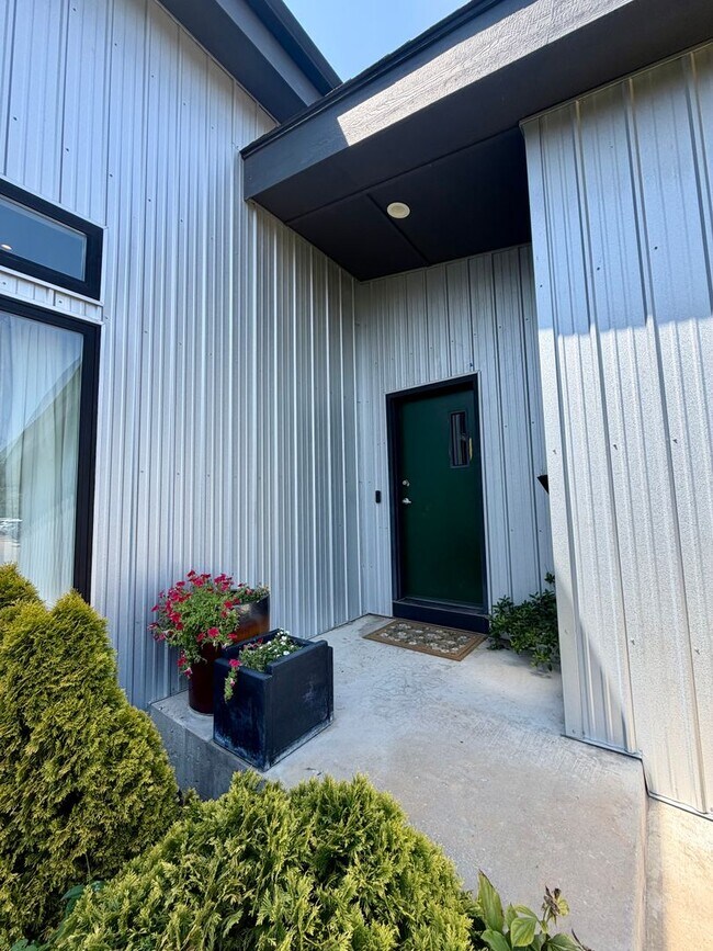 Building Photo - Contemporary 2 bedroom, 2.5 bath home in the heart of Route 66.