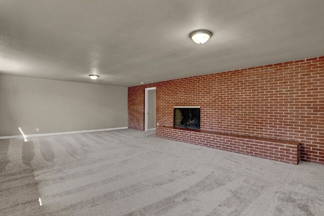 Building Photo - 1102 Skyway Blvd