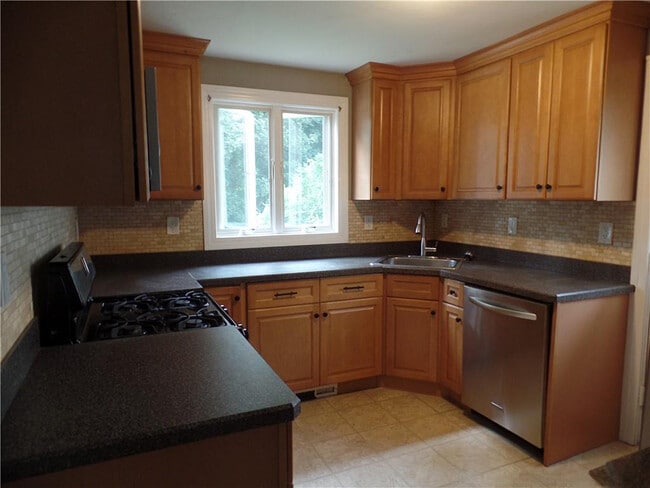 Building Photo - 110 Knowlton St