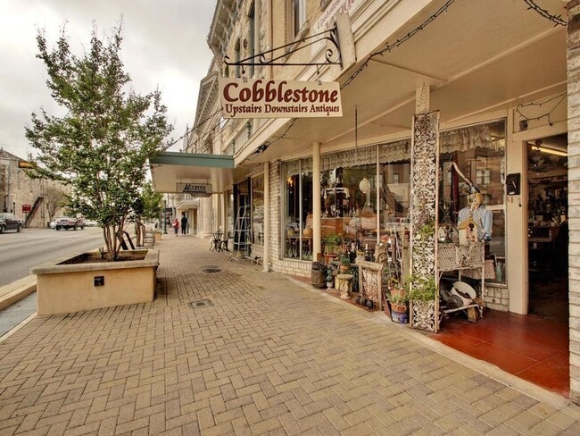 Building Photo - 1107 E 3rd St