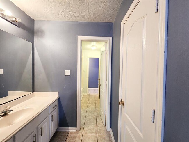 Building Photo - 17406 Autumn Oak Way