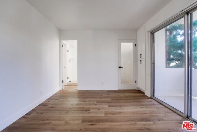 Building Photo - 435 N Oakhurst Dr