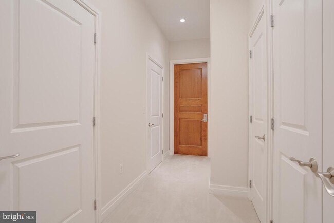 Building Photo - 8220 Crestwood Heights Dr