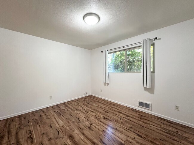Building Photo - 2 Bed 1 Bath Duplex near Gresham Station!