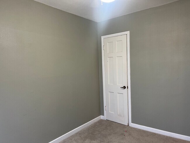 Building Photo - 3 bed 2 bath Move In Ready!