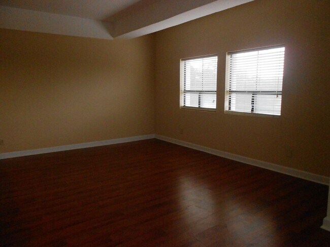 Building Photo - Cozy 2 Bedroom Apartment - Walk to UGA Cam...