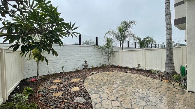 Building Photo - Impressive 2 Story, 2 Bedroom 2.5 Bath tow...