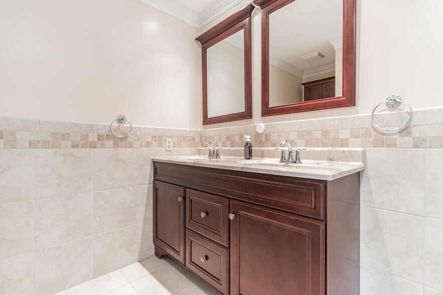 Building Photo - 48 Stonehurst Ct