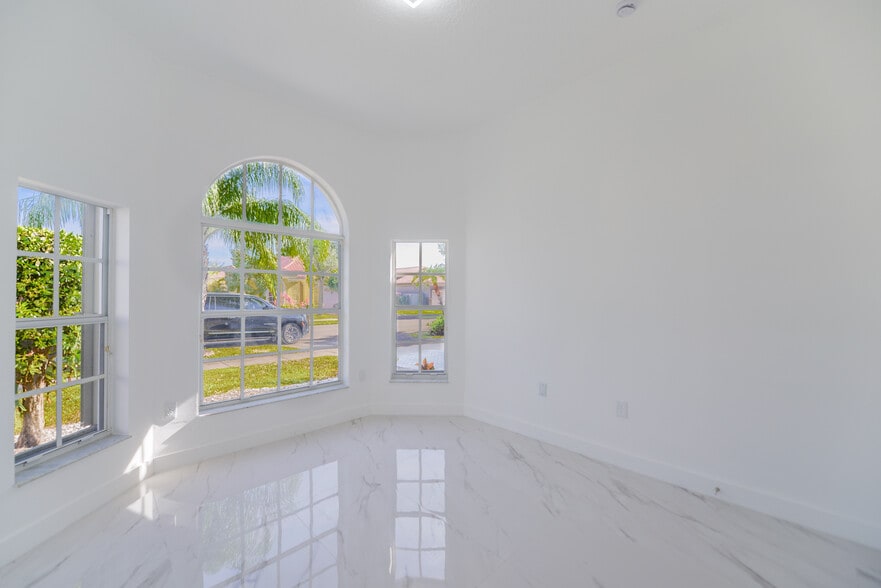 Building Photo - 5290 SW 134th Ave