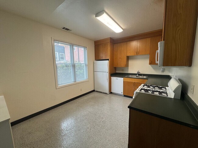 Building Photo - ***REDUCED SECURITY DEPOSIT*** Cottage style  5 bedroom apartment 3 1/2 blocks from campus