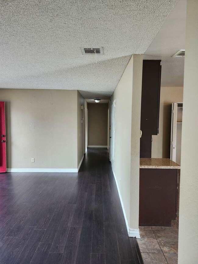 Building Photo - Inviting 3-Bedroom Home
