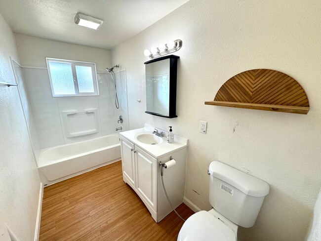 Building Photo - Spacious 4-Bed, 2-Bath Duplex – Utilities ...