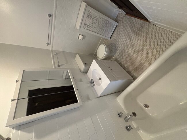 Building Photo - 2216 W Thome Ave