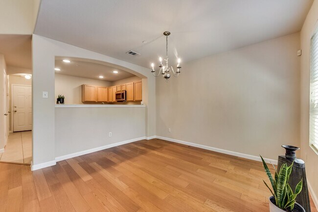 Building Photo - COMING SOON! CHARMMING 2 BEDROOM TOWNHOME ...