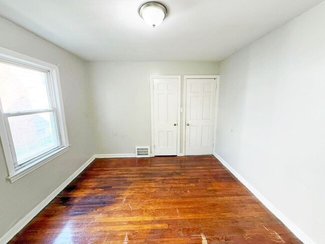 Building Photo - 3 BED 1 BATH BEAUTIFUL SINGLE FAMILY HOME