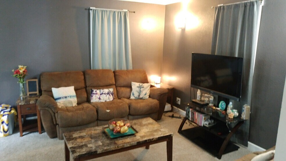 Living room - 2004 Clay St