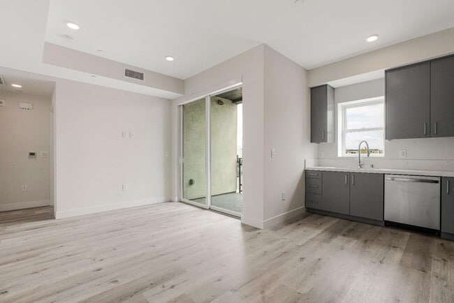 Building Photo - 3308 Mentone Ave