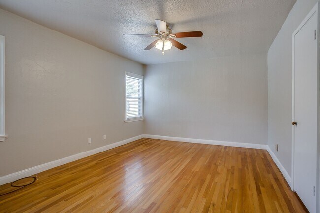 Building Photo - PRE LEASING for fall 2026! 4/2 in Tech Terrace!
