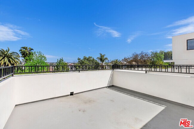 Building Photo - 571 Mariposa Ave
