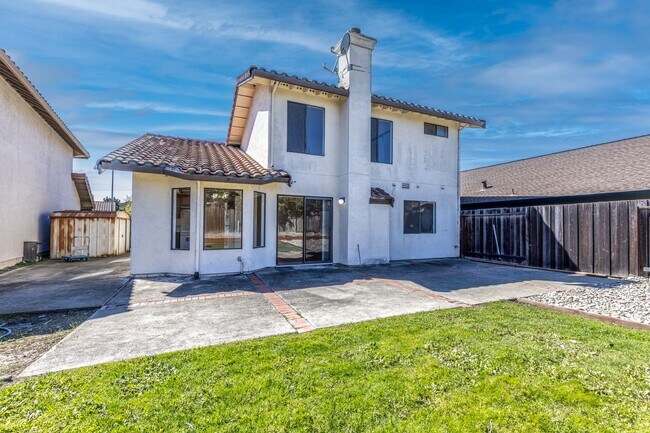 Building Photo - 4 bed/3 bath Single Family Home w/ large backyard!