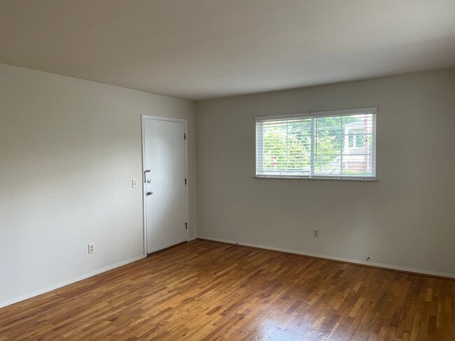 Building Photo - 2 BR IN HYDE PARK WITH OFF STREET PARKING