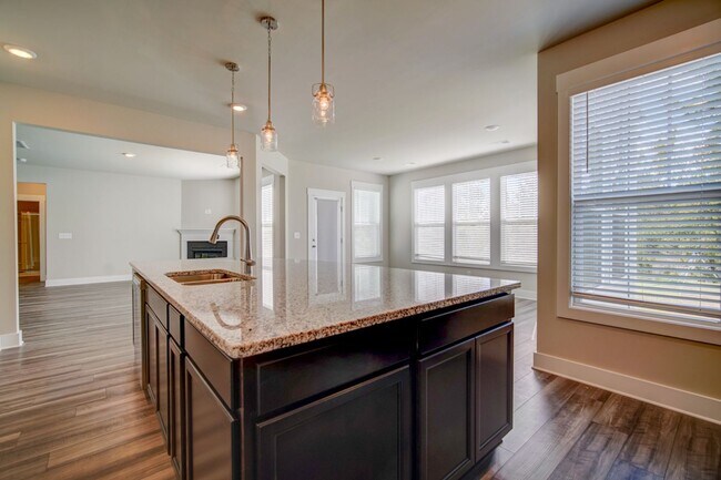 Building Photo - Gorgeous 4 BR, 3BA, Home with Loft, and 2 ...